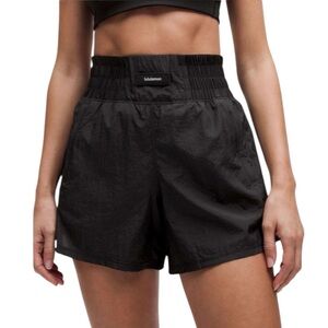 Lululemon NWT Lightweight Super High Rise Training 4" Shorts Black
Size 6